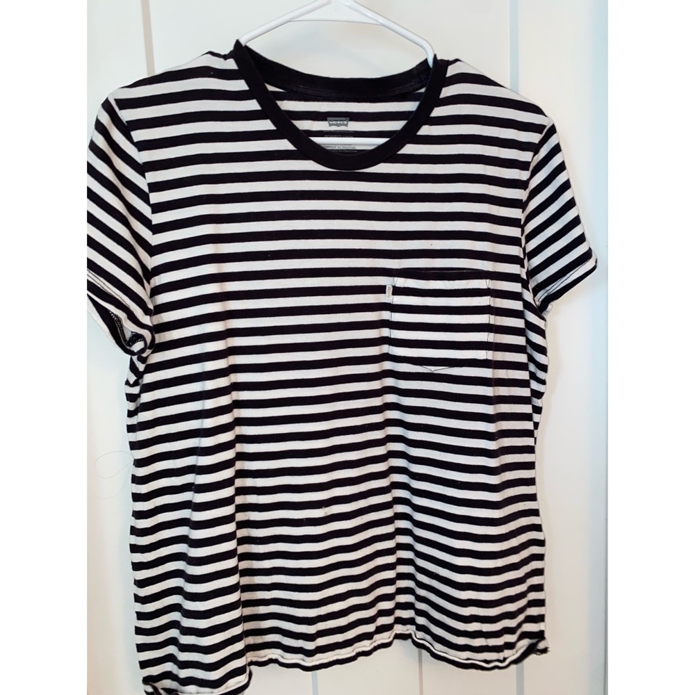 Levi’s tee